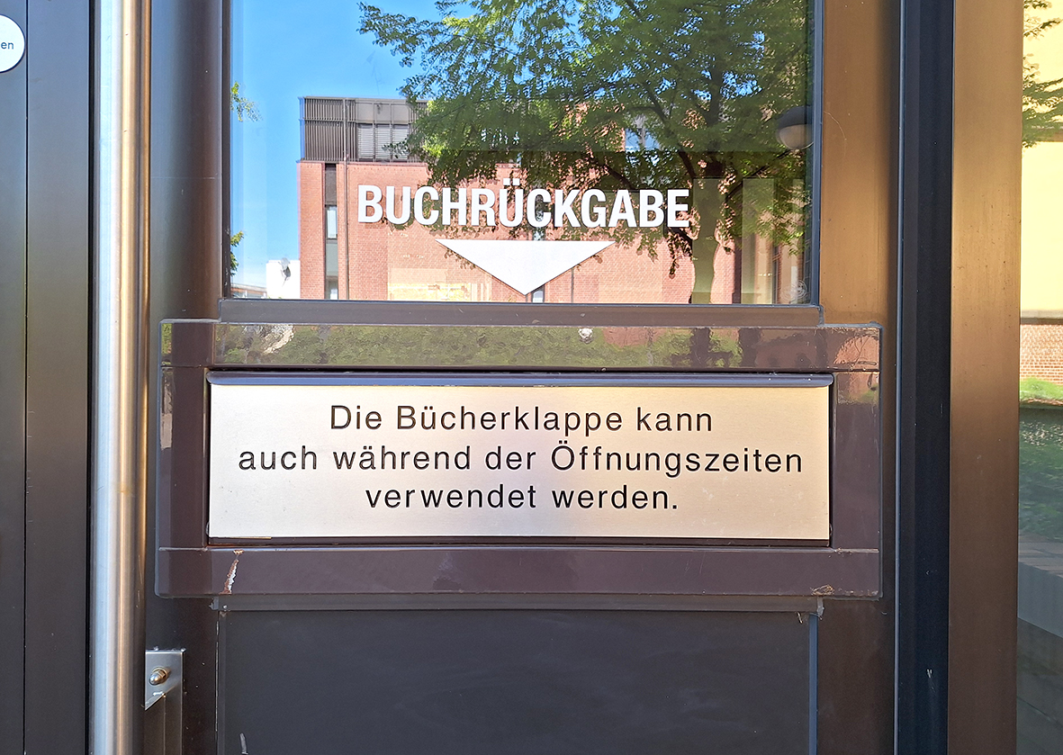 Buchrückgabeklappe