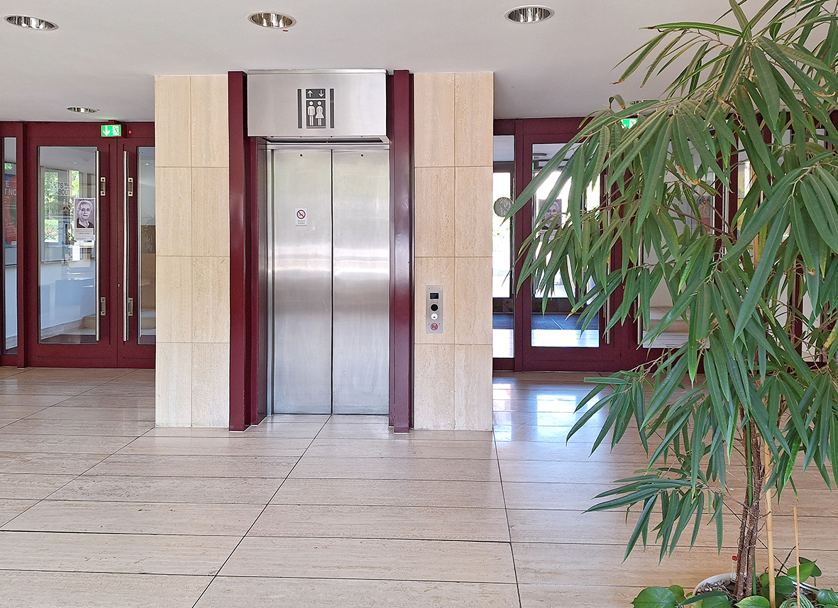 Fahrstuhl im Foyer der Landesbibliothek