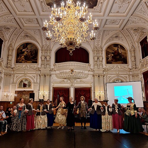 Tanzgruppe bei der Aufführung im Landesmuseum.