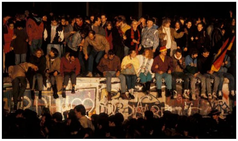 Nacht vom 10. zum 11.11.1989. Menschen auf und vor der Mauer vor dem Brandenburger Tor.