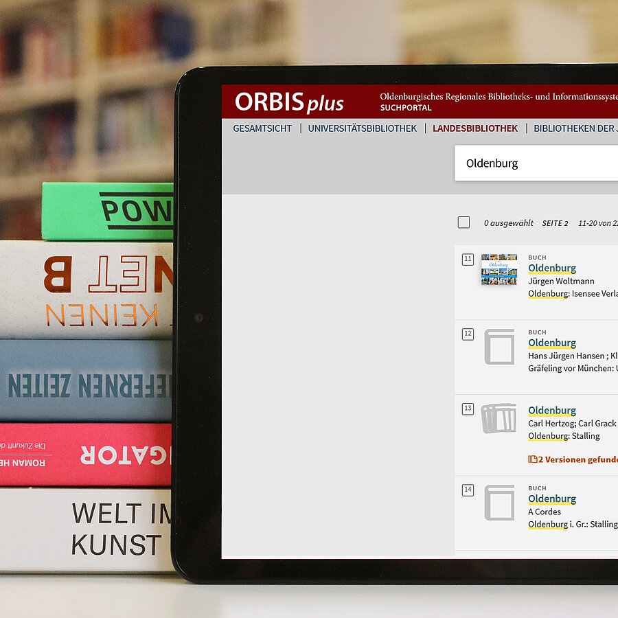 Tablet mit dem Online-Katalog ORBISplus mit der Suchanfrage nach "Oldenburg" vor einem Stapel moderner Bücher. Im Hintergrund Bücherregale.