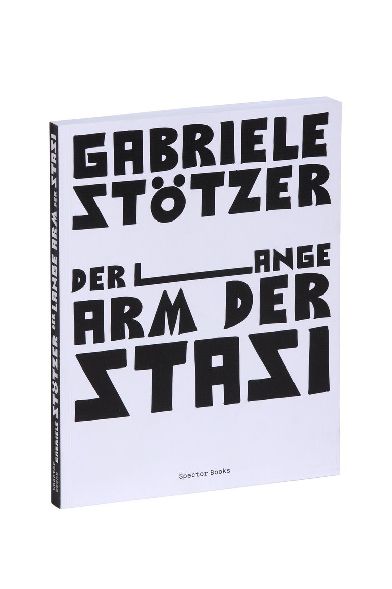 Der Lange Arm der Stasi. Schwarze Typo auf weißem Grund. Langgezogenes L im Wort „lange“.