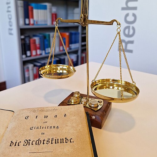 Buch vor Miniaturwaage