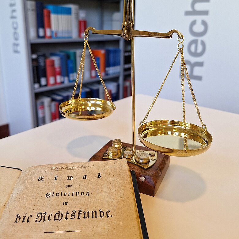 Buch vor Miniaturwaage