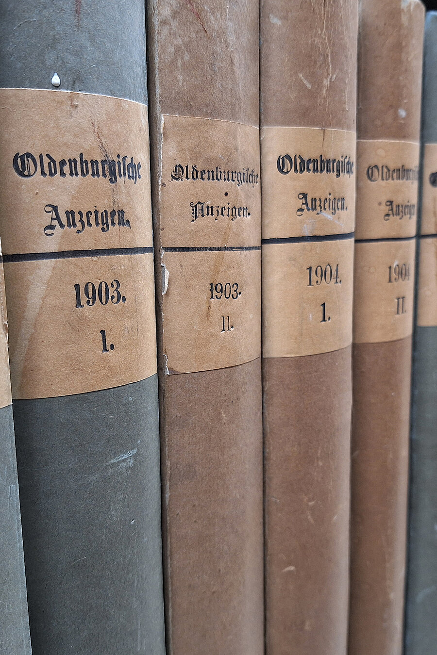 Buchrücken der Zeitungsbände "Oldenburgische Anzeigen".