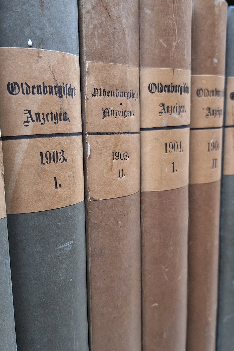 Buchrücken der Zeitungsbände "Oldenburgische Anzeigen".