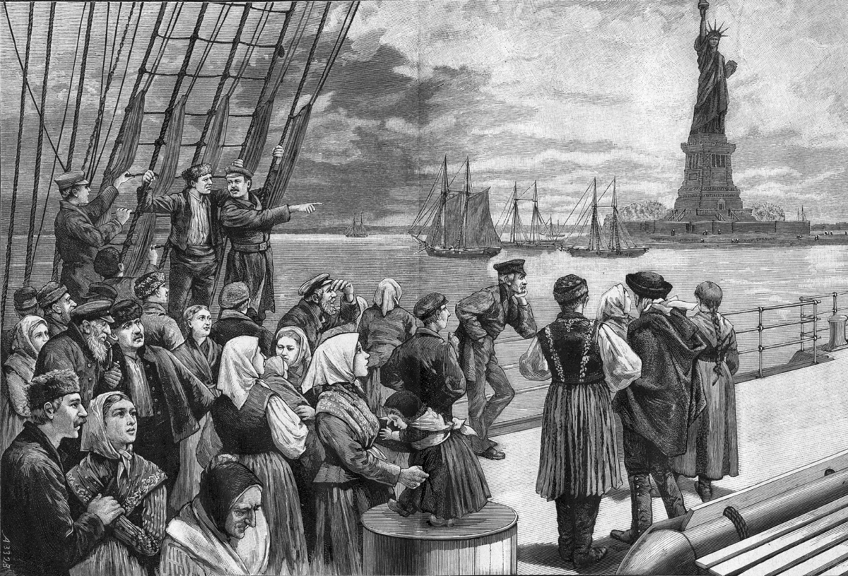 Holzstich von 1896: Personen fahren auf einem Schiff an der Freiheitsstatue vorbei.