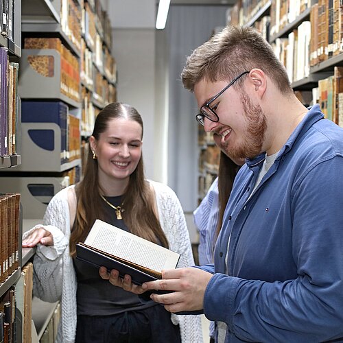 Sachunterrichts-Studierende erkunden den Altbestand.