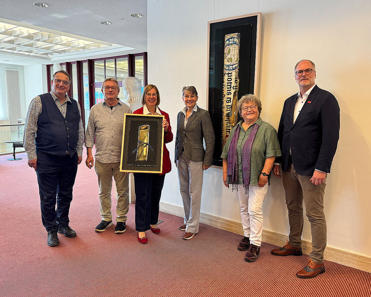 Dank tatkräftiger Unterstützung wird die Landesbibliothek Oldenburg um zwei faszinierende Bücherporträts bereichert (v.l.): Uwe Roeder (Privatspender), Künstler Hannes Möller, Corinna Roeder (Landesbibliothek Oldenburg), Gabriele Mesch (Kulturstiftung Öffentliche Oldenburg), Dr. Anne Wallrath-Janssen (Oldenburgische Bibliotheksgesellschaft) und Olaf Meenen (Regionale Stiftung der LzO). Foto: Matthias Bley