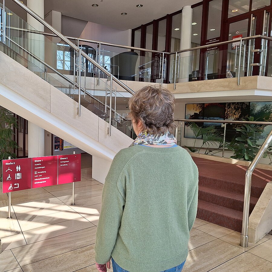 Eine Frau schaut sich das Foyer der Landesbibliothek Oldenburg an.