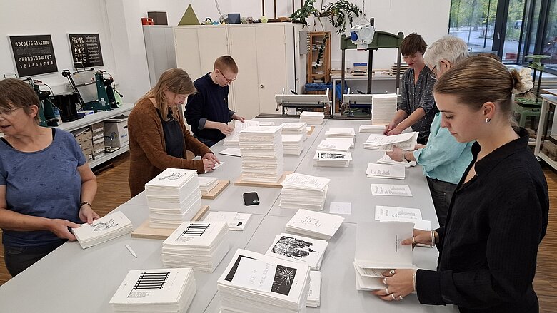 Viele Hände, schnelles Ende: In gemeinschaftlicher Arbeit wurden die verschiedenen Interpretationen der Morgenstern-Texte zusammengetragen. © VschwK u. MDE.