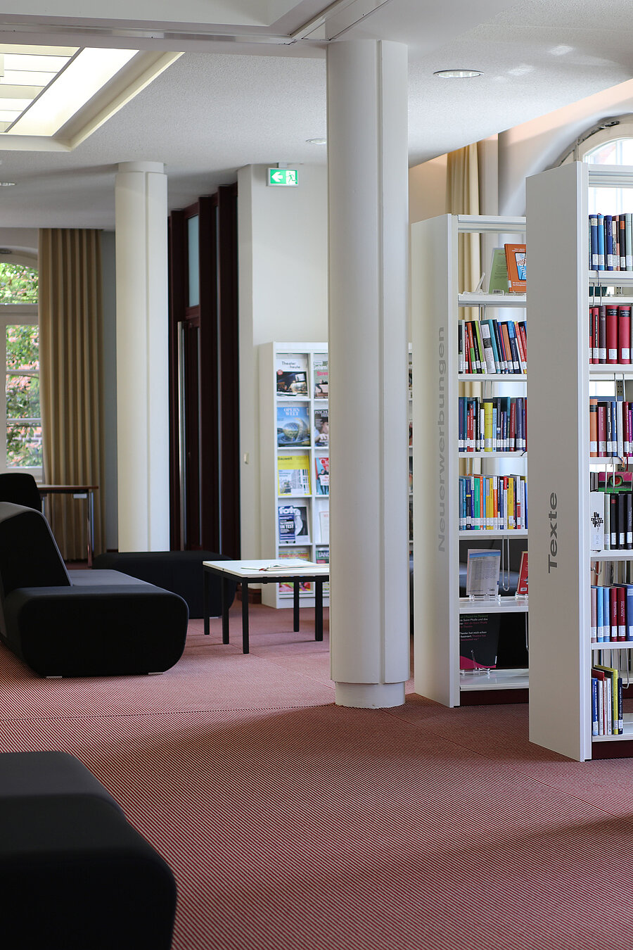Bücherregale und Sofaecke auf Ebene 1 des Lern- und Informationszentrums (LIZ).