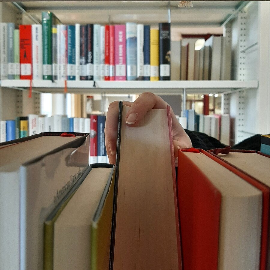 Ein Buch wird aus deinem Regal gezogen.