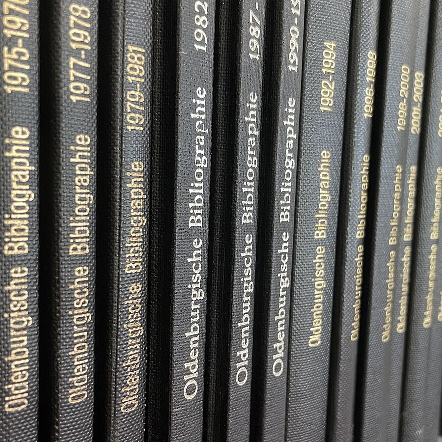 Buchrücken der gebundenen Ausgaben der "Oldenburgischen Bibliographie". Goldene und weiße Lettern auf schwarzem Grund.