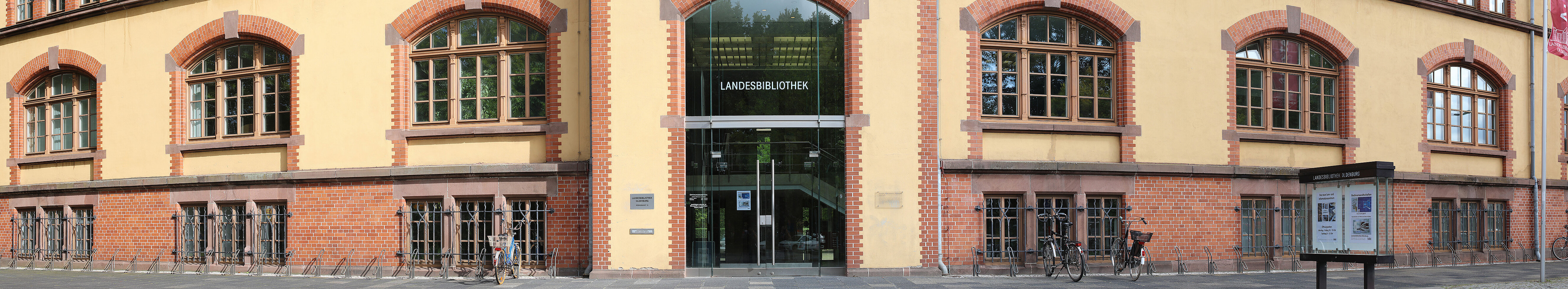 Frontfassade der Landesbibliothek Oldenburg mit Haupteingang.