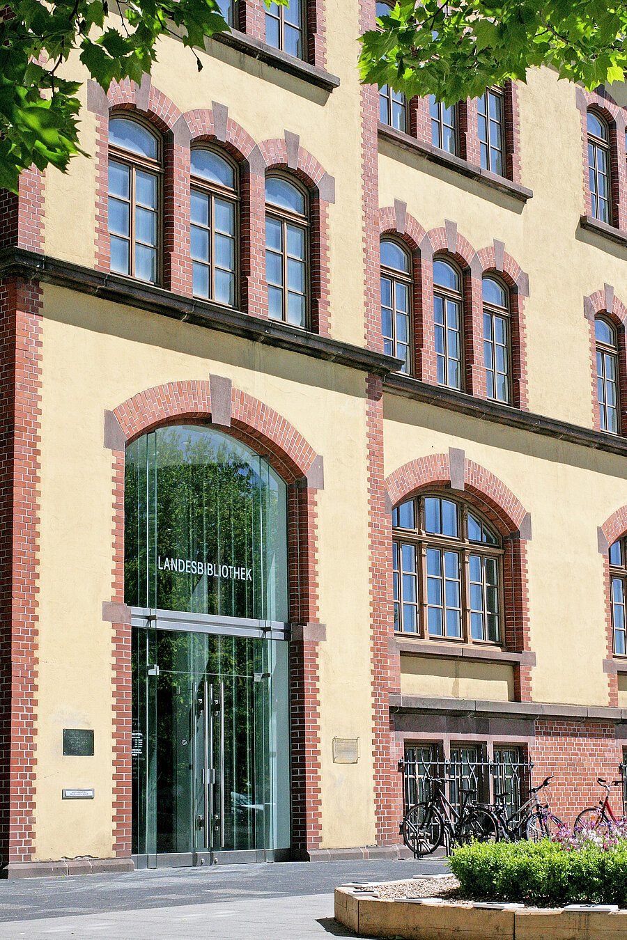 Blick von der Seite auf den Haupteingang der Landesbibliothek Oldenburg.
