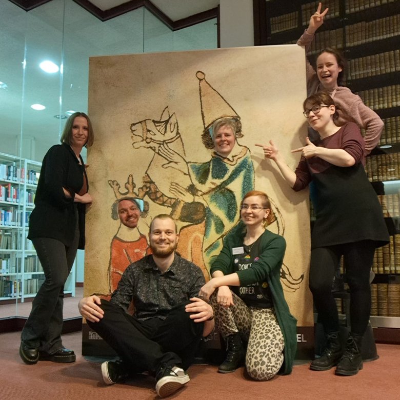 Die Sachsenspiegel-Fotowand war ein voller Erfolg in der Nacht der Bibliotheken. Hier sind 7 Personen an der Fotowand zu sehen.