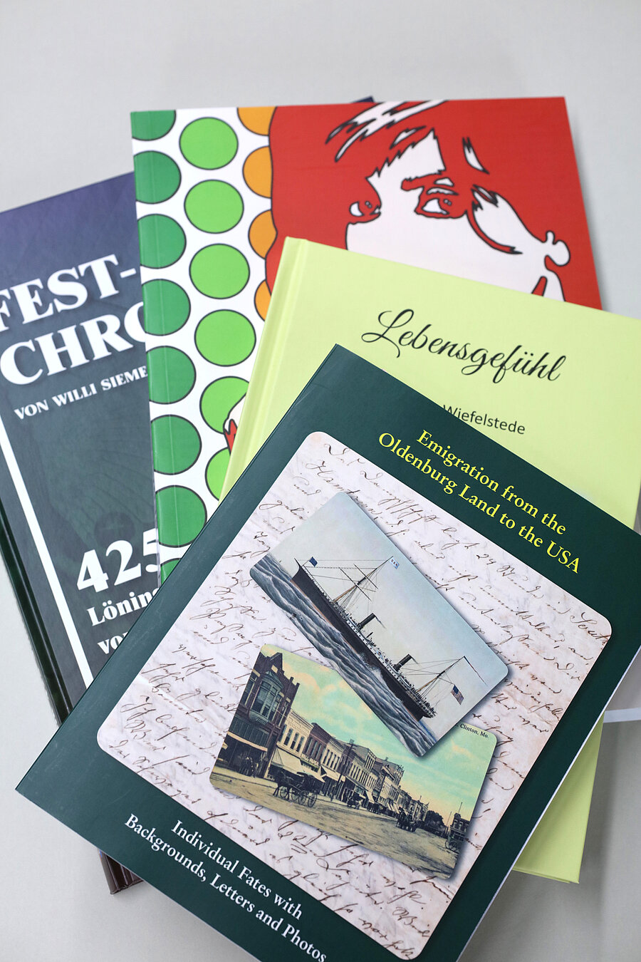 Ein Stapel Regionalbücher.