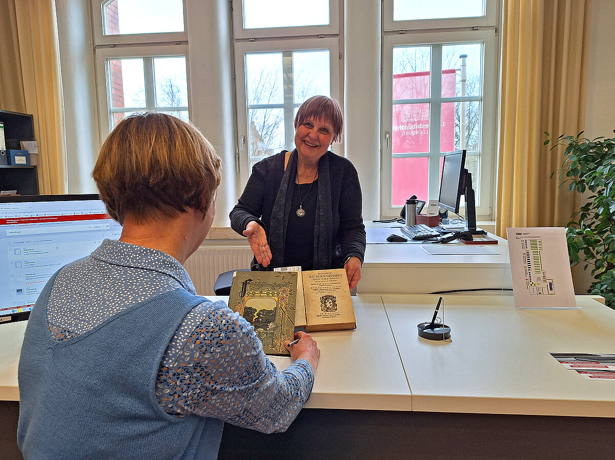 Kundengespräch im Lesesaal.