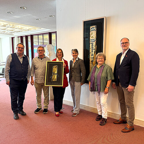 Dank tatkräftiger Unterstützung wird die Landesbibliothek Oldenburg um zwei faszinierende Bücherporträts bereichert (v.l.): Uwe Roeder (Privatspender), Künstler Hannes Möller, Corinna Roeder (Landesbibliothek Oldenburg), Gabriele Mesch (Kulturstiftung Öffentliche Oldenburg), Dr. Anne Wallrath-Janssen (Oldenburgische Bibliotheksgesellschaft) und Olaf Meenen (Regionale Stiftung der LzO). Foto: Matthias Bley