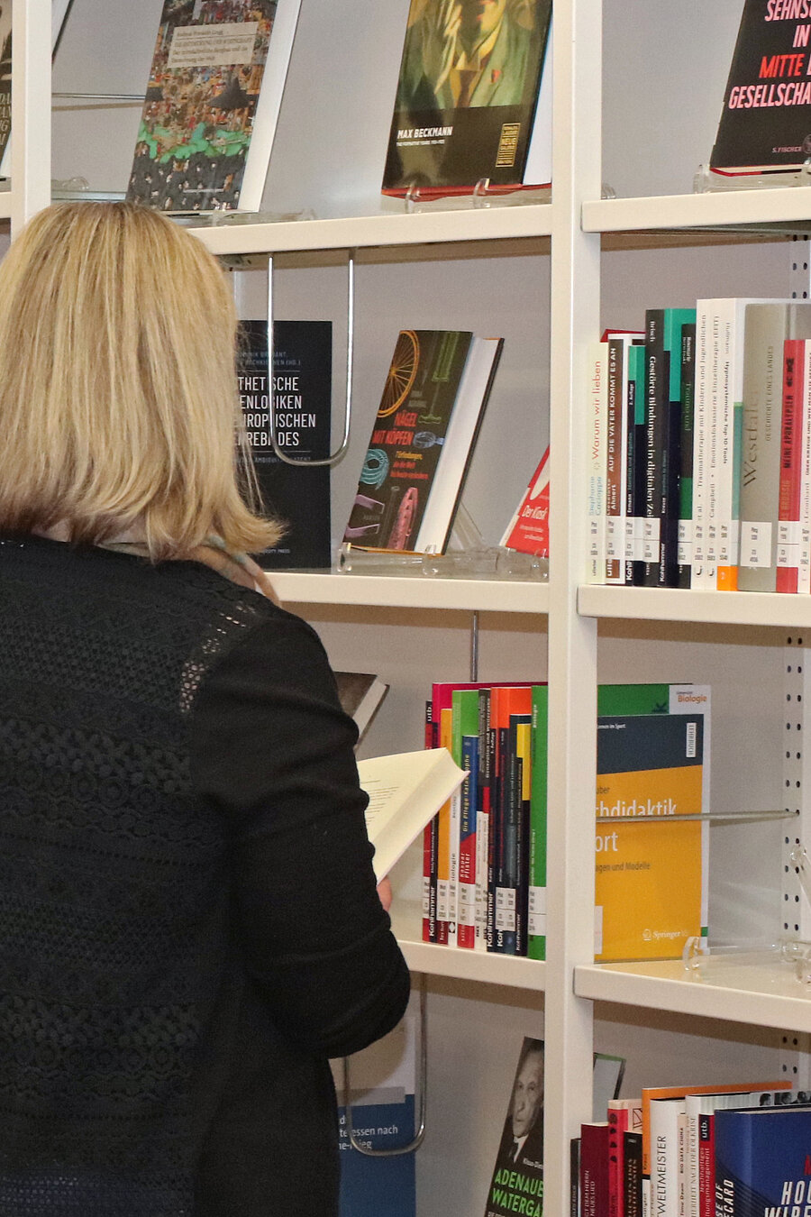 Eine Nutzerin am Neuerscheinungsregal.