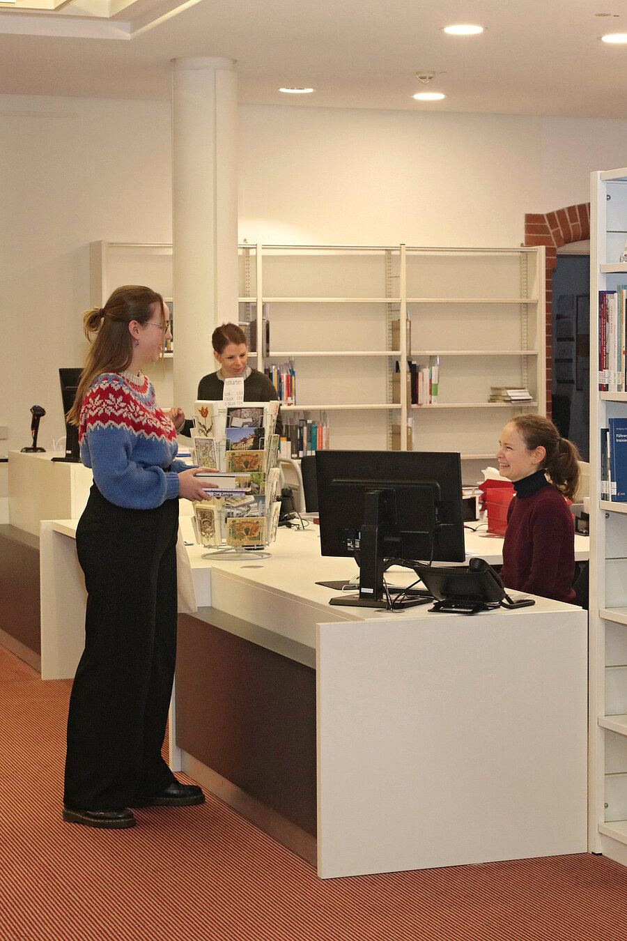 Kundenkontakt an der Ausleihtheke.