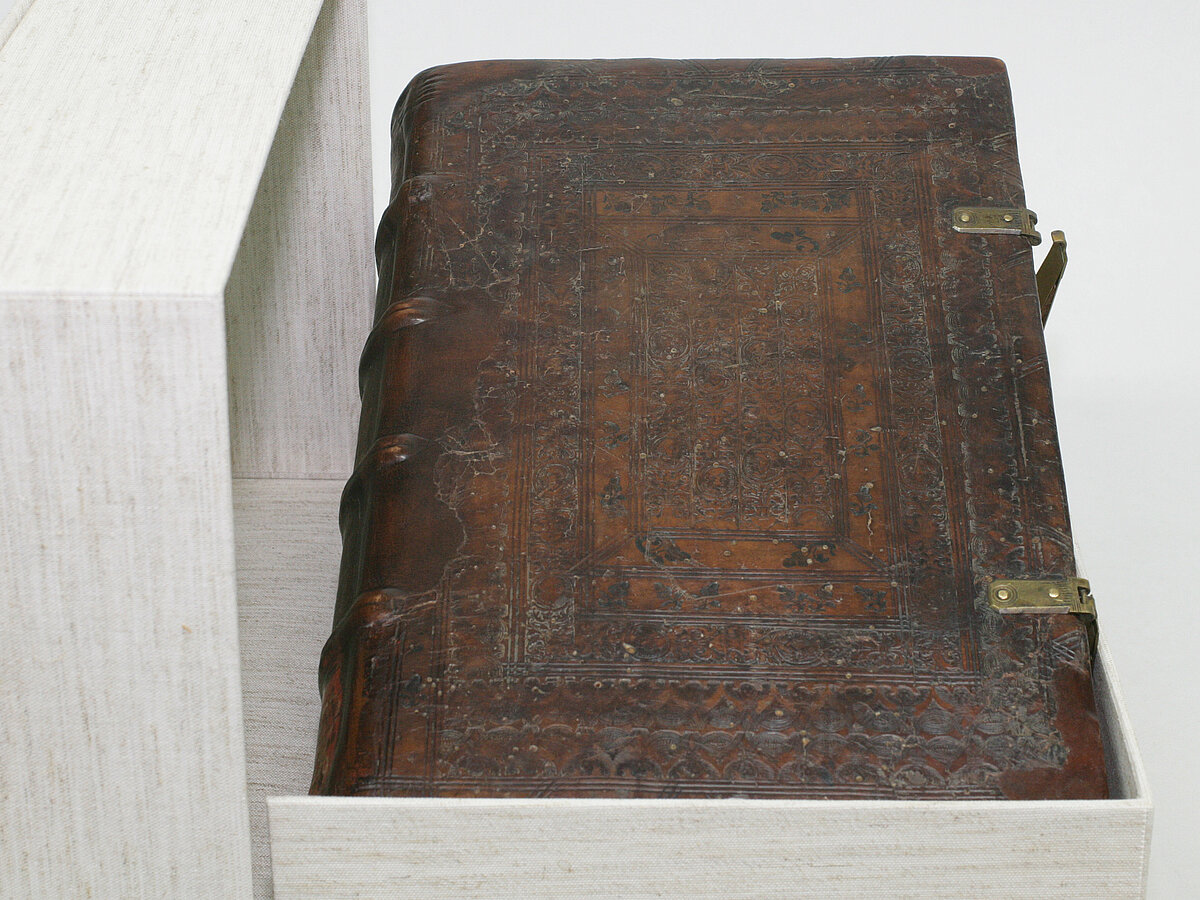 Restaurierter Einband.