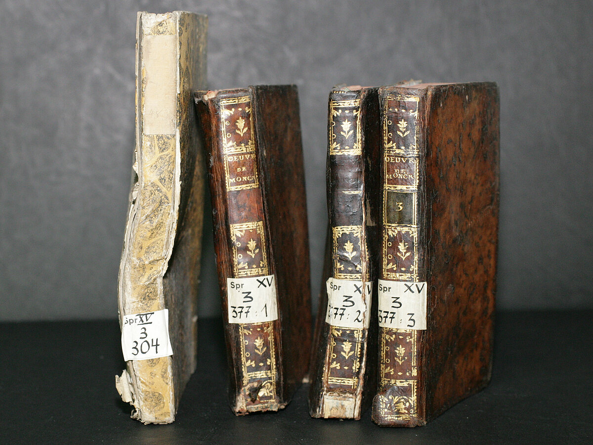 Verbogene Leder- und Pergamenteinbände.