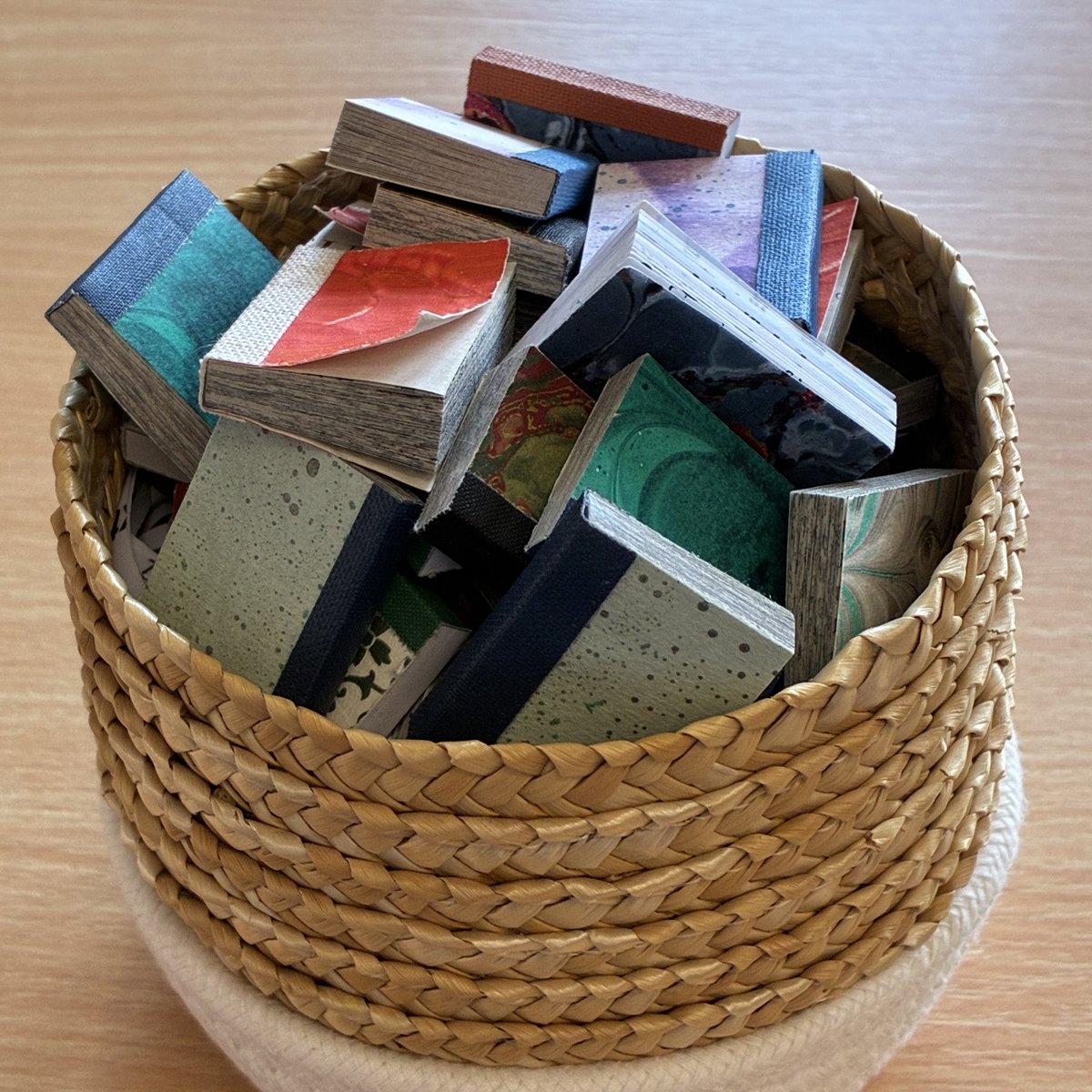 Korb mit Buchkonfekt