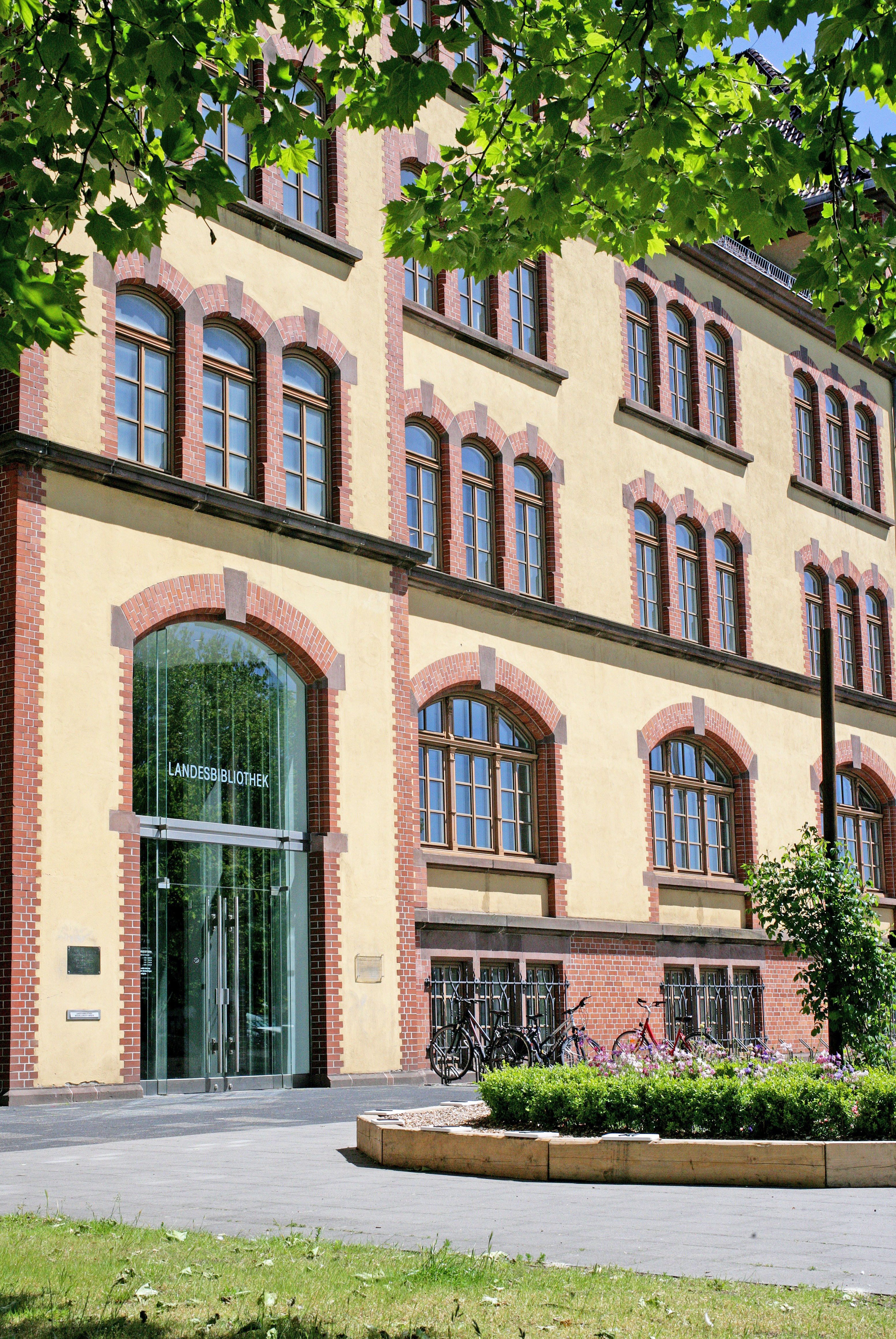 Blick auf die vordere Fassade der Landesbibliothek Oldenburg.