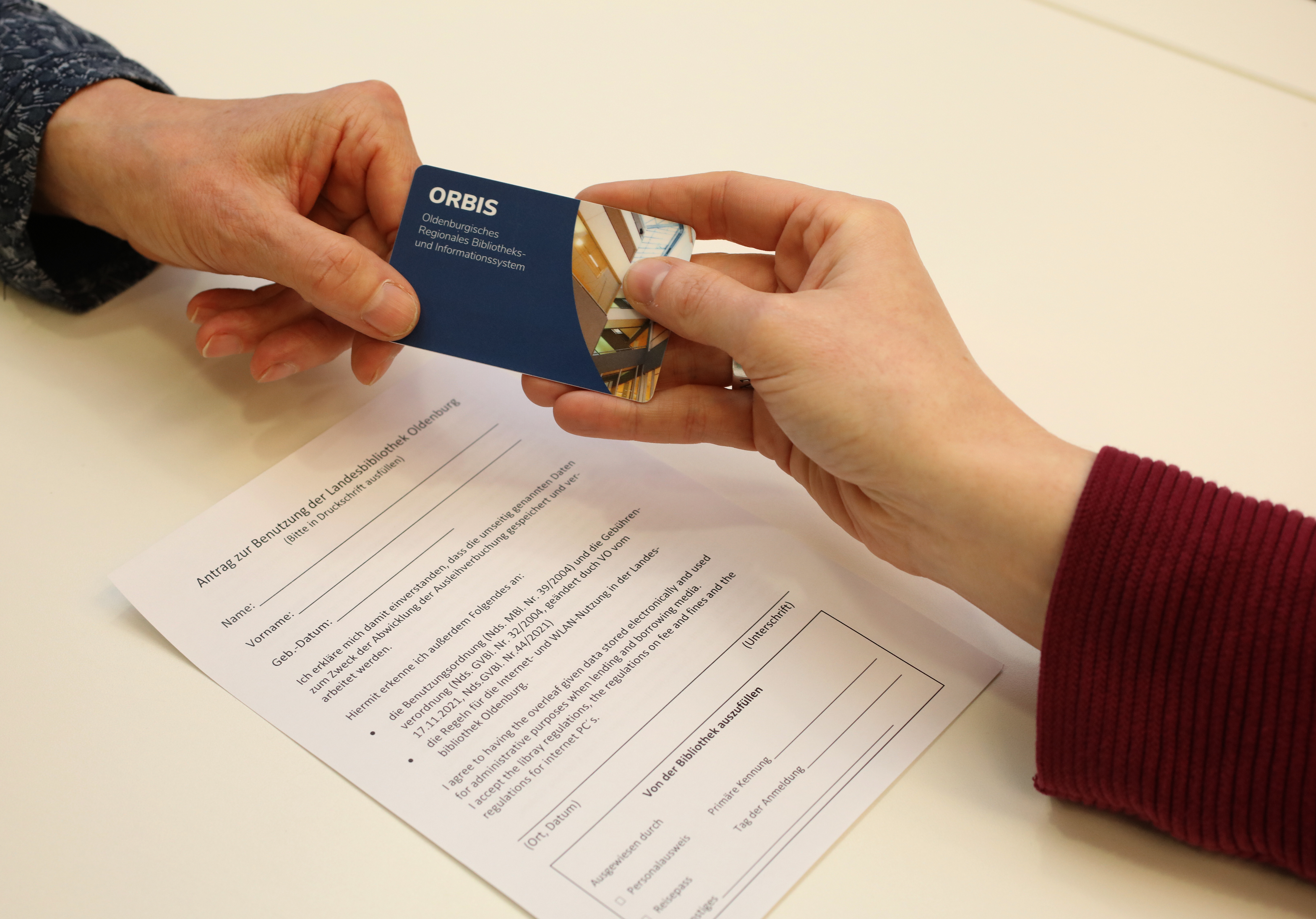 ORBIS-Bibliotheksausweis wird ausgehändigt.
