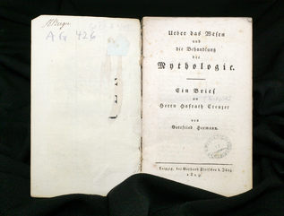 Foto vom Buchdeckel, Innenseite von "Hermann, Gottfried: Ueber das Wesen und die Behandlung der Mythologie"