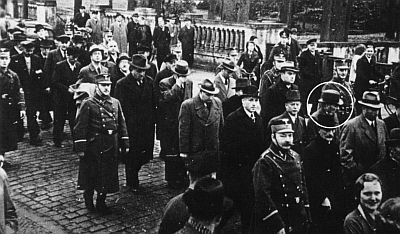 Foto des entwürdigenden Fußmarsches der Oldenburger Juden von der Pferdemarktkaserne zum Gerichtsgefängnis am 10. November 1938. Rechts im Bild Jakob de Jonge.
