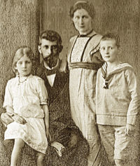 Das letzte Familienfoto, ein paar Tage vor dem Tod: Fritz Gerhard Lottmann mit Tochter Nora, Ehefrau Else und Sohn Gerhard im Sommer 1918