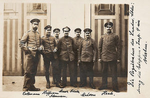Lottmann (links) am 17. Februar 1917. Er dient als Landsturmmann in der Registratur eines landwirtschaftlichen Truppenteils in der Etappe bei Gent.