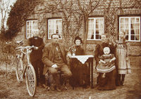 Bäuerliche Familie um 1899 (Foto: W. Martens)