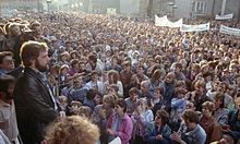 Foto der Demonstration vor dem Plauener Rathaus am 28. Oktober 1989